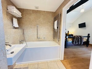 Quarto casal luxo, suíte, vista para o pátio | Banheiro | Secador de cabelo, toalhas de banho, sabonete, shampoo