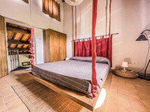 4 bedrooms, travel cot, free WiFi, bed sheets
