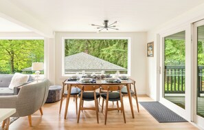 Dining - FIFA Ready 15 Min 2 Fan Zone/Stadium • King Bed • Firepit •  Creekside •  Pets OK • Parking • Near I-5 & UW (Seattle)