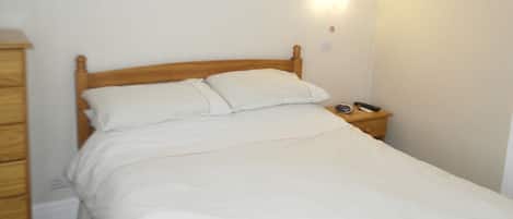 Chambre Double, salle de bains attenante | Wi-Fi gratuit