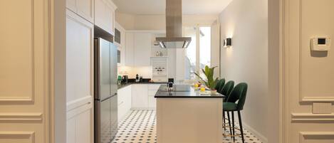 Fridge, oven, stovetop, dishwasher