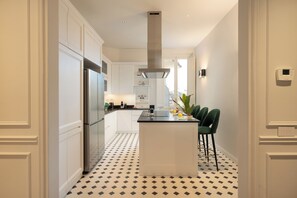 Réfrigérateur, four, plaque de cuisson, lave-vaisselle