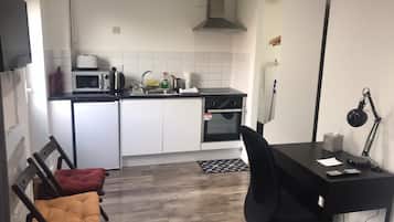 Studio | Private kitchen | Fridge, microwave, oven, stovetop