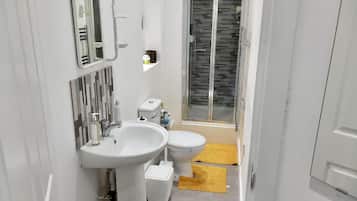 Studio | Bathroom | Shower, towels, toilet paper