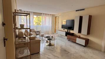 Een televisie en boeken