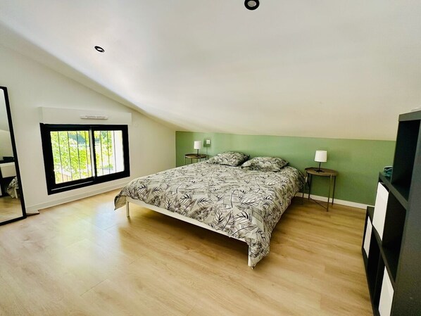 1 室のベッドルーム、アイロン / アイロン台、インターネット、ベッドシーツ