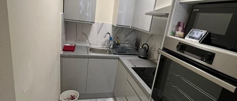 Departamento | Cocina privada | Refrigerador, microondas, horno y parrilla de estufa