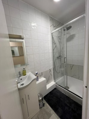 Apartment | Bathroom - Cozy London Apartment - Central Location (London)