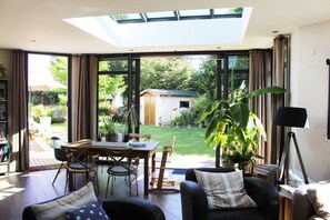 Fernseher, Bücher, Musikbibliothek, Stereoanlage