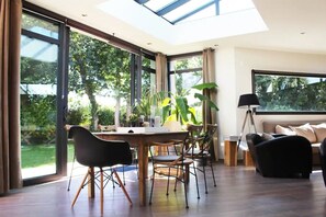 Fernseher, Bücher, Musikbibliothek, Stereoanlage