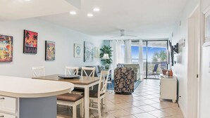 Una cocina amplia con comedor, un ventanal y vistas al exterior.