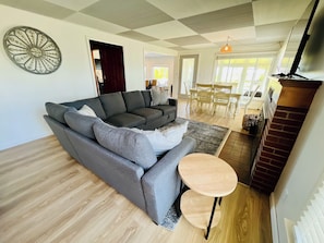 Smart TV, lareira, pebolim, mesa de pingue-pongue