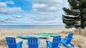 På stranden, liggestole, badehåndklæder
