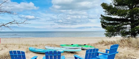 Sulla spiaggia, lettini da mare, teli da spiaggia