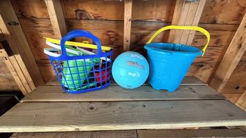 A wooden bench with a blue plastic basket and a blue plastic bucket.