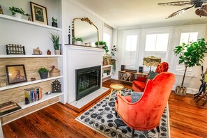 TV, fireplace, stereo - The Moody Manor (St Augustine), The Moody Manor in St Augustine! (Saint Augustine)