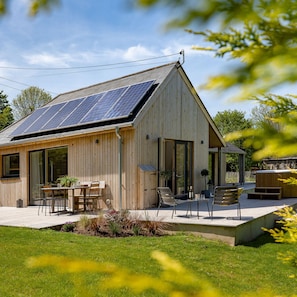 A wooden house with a sloped roof and solar panels. - Sunnybrook in Shaldon (Teignmouth)