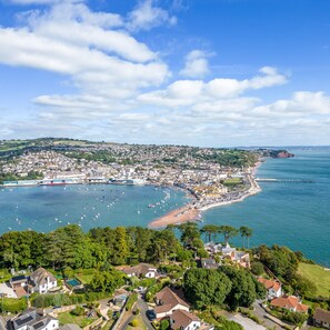 A coastal town with a marina, beach, and residential areas. - Sunnybrook in Shaldon (Teignmouth)