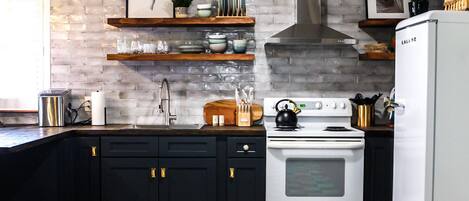 Geladeira, micro-ondas, fogão, cooktop