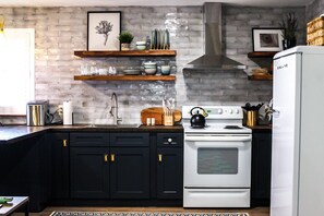 雪櫃、微波爐、焗爐、爐具