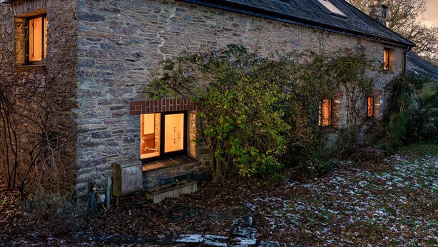 A stone building with a sloped roof and skylights. - Old Coach House in Berry Pomeroy (Totnes)