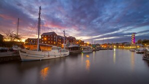 A harbor with boats, buildings, and a tower. - Cathedral Yard in Exeter (Exeter)