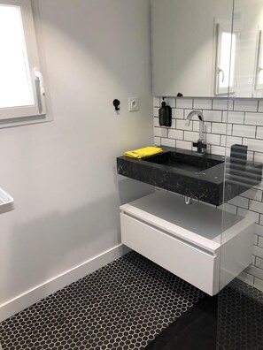 Een douche, een haardroger, handdoeken, zeep