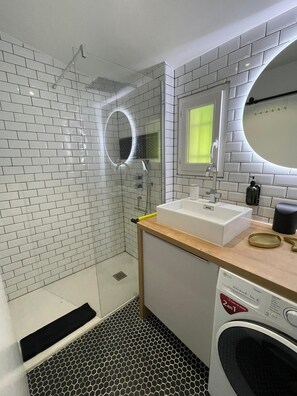Dusche, Haartrockner, Handtücher, Seife