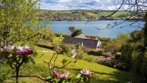 Una casa con jardín y vistas a un lago.