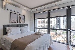 Alloggio Exclusive su due livelli, balcone, vista città | 1 camera, una scrivania, postazione laptop, ferro/asse da stiro