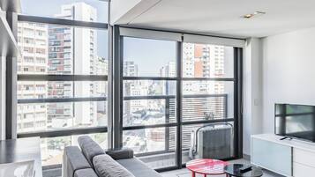 Duplex luxo, sacada, vista para a cidade | Área de estar | TV de tela plana