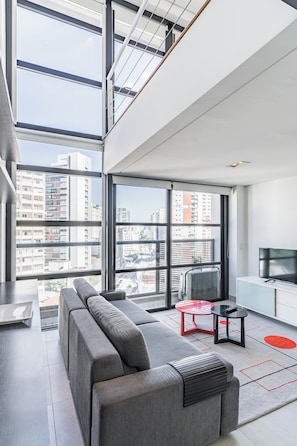 Deluxe-Maisonette, Balkon, Stadtblick | Wohnbereich | Flachbildfernseher