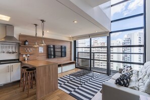 Dúplex clásico, 1 cama de matrimonio, balcón, vistas a la ciudad | 1 dormitorio, escritorio, espacio para trabajar con un portátil
