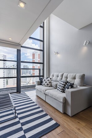 Alloggio Classic su due livelli, 1 letto queen, balcone, vista città | 1 camera, una scrivania, postazione laptop, ferro/asse da stiro