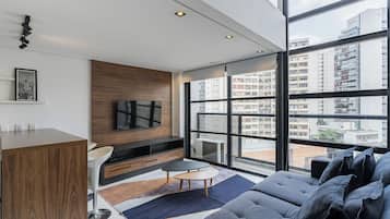Dúplex exclusivo, balcón, vista a la ciudad | Área de sala de estar | Televisión de pantalla plana