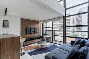 Alloggio Exclusive su due livelli, balcone, vista città | Area soggiorno | TV a schermo piatto