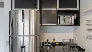 Dupleks Eksklusif, balkon, pemandangan kota | Dapur pribadi | Lemari es besar, microwave, dan ketel listrik
