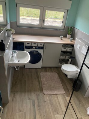 Shower, hair dryer, towels, toilet paper - Vacation home with private pool (Soltau)
