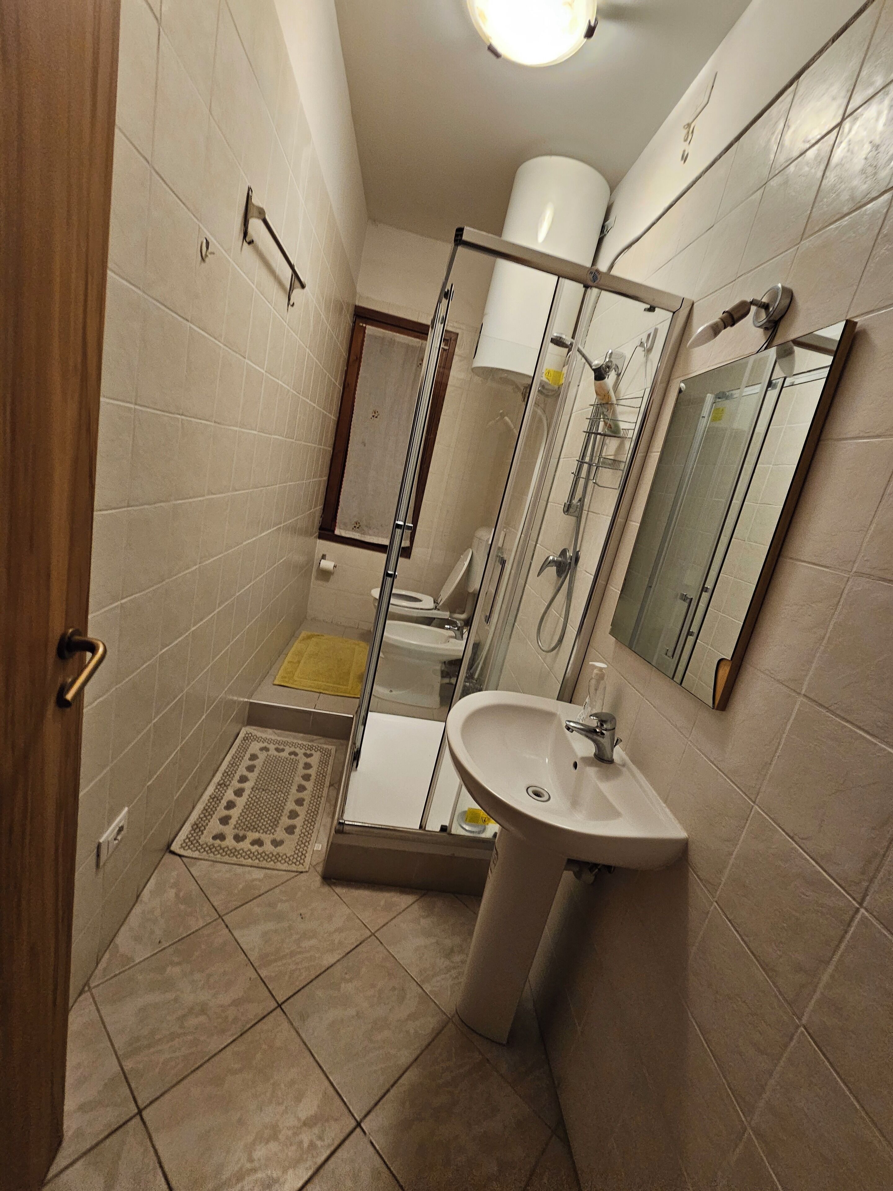 Standard-Dreibettzimmer, 1 Schlafzimmer | Badezimmer | Seife, Shampoo, Toilettenpapier