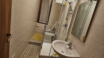 Standard-Dreibettzimmer, 1 Schlafzimmer | Badezimmer | Seife, Shampoo, Toilettenpapier