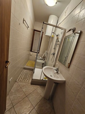 Comfort Quadruple Room, 1 Bedroom | Bilik Mandi | Sabun, syampu, tisu tandas 