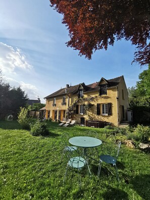 Outdoor dining - 4 Bedroom Private vacation home in Haravilliers (Haravilliers)