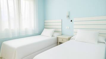 2 slaapkamers, een bureau, een strijkplank/strijkijzer, gratis wifi