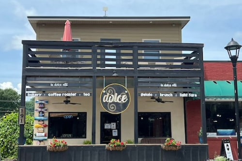 The Mitchell Suite above Dolce, Bryson City, walk to restaurants & GSMRailroad