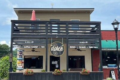 The Mitchell Suite above Dolce, Bryson City, walk to restaurants & GSMRailroad