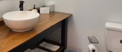 Secadora de cabello, toallas, jabón, papel de baño