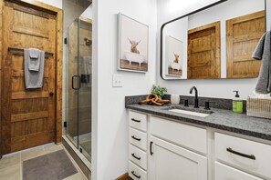 Regadera, secadora de cabello, toallas, jabón 