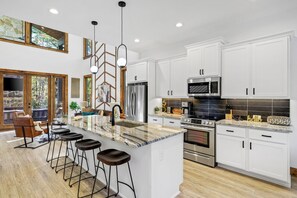 Microwave, oven, stovetop, dishwasher - NEW Luxury Cabin in the most desired Mtn Tops Area. Dream Catcher (Blue Ridge)