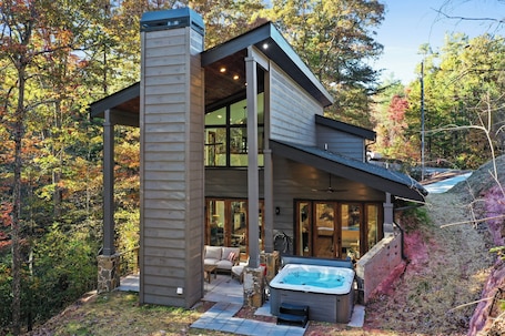 Outdoor spa tub. NEW Luxury Cabin in the most desired Mtn Tops Area. Dream Catcher