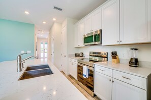 Fridge, microwave, oven, stovetop - ~ 11 Mi to Disney: Bright Kissimmee Townhome! (Kissimmee)